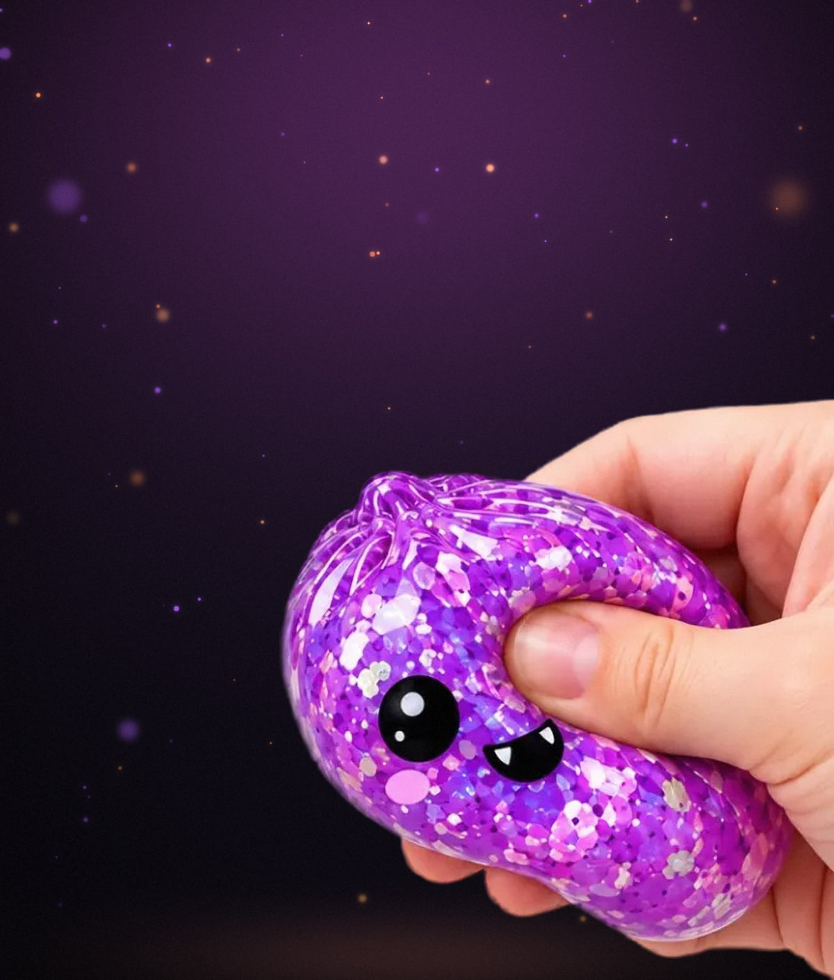 Halloween Squishy Dumpling wird in der Hand gedrückt